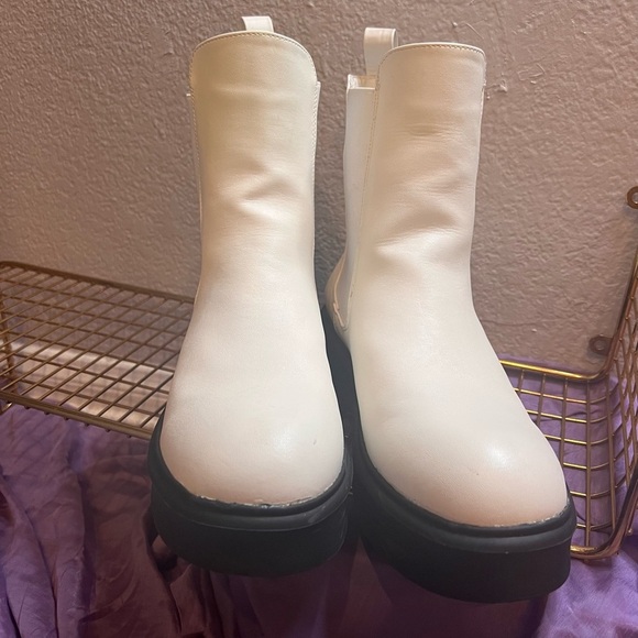 NWT Women's White Chelsea Boot sz 11, non platform, black soles, slip-on. - Picture 9 of 9
